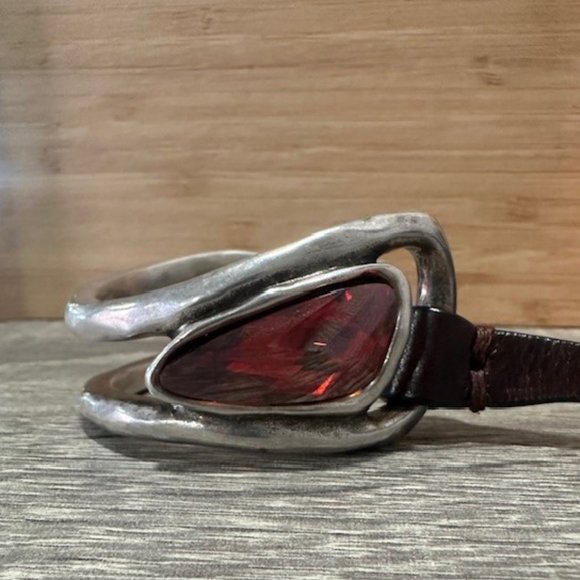 Uno de 50 Red Crystal cuff bracelet with leather band - Picture 7 of 9